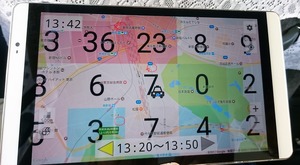 乗務員がもつタブレット。500メートル四方のエリアごとに、乗車人数予測のヒートマップが表示されている。