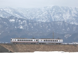 開業20周年を迎えるほくほく線の普通列車。3月22日に列車内で20周年記念カードが配布される。