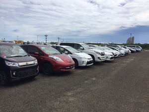 ヤードに保管される輸入中古車(スリランカ)