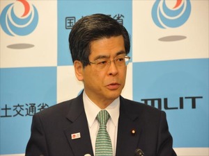 閣議決定した港湾法改正などについて語る石井啓一国交相(10日・霞が関)