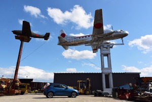 三重の国道1号線で出会った銀色の旅客機