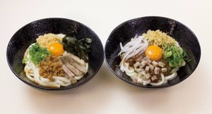 関西私鉄初の立ち食いそば店「阪急そば」が50周年を迎える。写真は記念メニューの「台湾風まぜうどん」(左)と「麻婆まぜうどん」(右)。