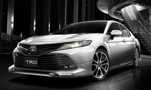 トヨタ カムリ 新型のTRDパーツ