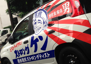 東京・世田谷の中古車店「リトル・ウッズ」で19日、20日開催されている「男前豆腐夏祭り in リトカフェ」。この日のための特別仕様「フィアットパンダ」も