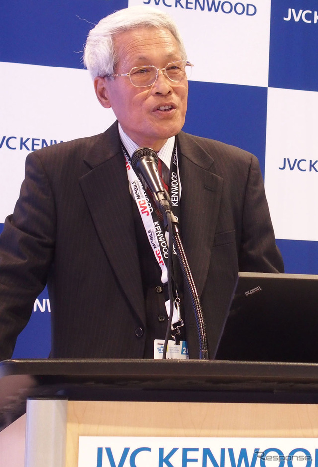 デジタルコックピットの開発について挨拶するJVCケンウッドの河原春郎会長