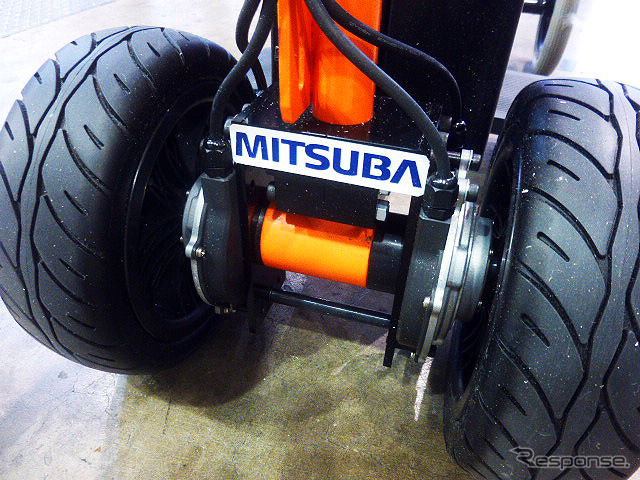 ミツバの薄型駆動ユニット(インホイールタイプ)によるアシストウォーカー(参考出品)