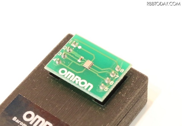 「絶対圧センサー」のサイズは縦2.0mm×横2.5mm×厚み0.85mmとコンパクトなので、見守り端末やウェアラブル端末などへの搭載も容易に可能。今後、さまざまなサービス、製品への利用が期待される（撮影：防犯システム取材班）
