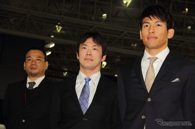 31号車の嵯峨宏紀(中央)、中山雄一(右)、金曽裕人監督(左)