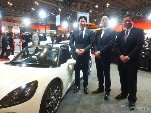 トミーカイラZZの東京エリア店頭販売をアピールするオートバックスセブン(東京オートサロン2016/1月15日/幕張メッセ)