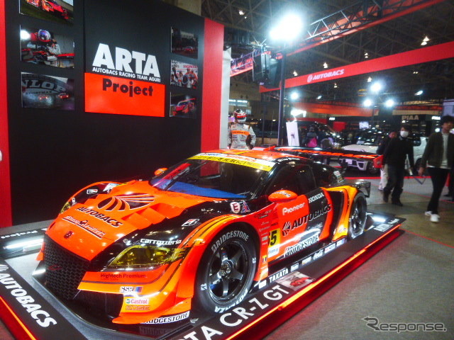 トミーカイラZZの東京エリア店頭販売をアピールするオートバックスセブン(東京オートサロン2016/1月15日/幕張メッセ)