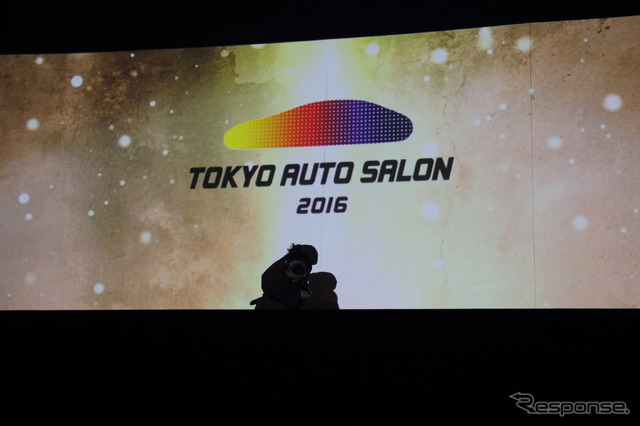 enraによるライブパフォーマンス