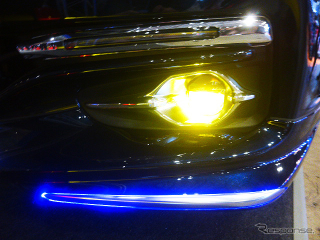 ホンダ「シャトル」向け新作「RAYBRIG」ブランドの新作ライティングキットを参考出展したスタンレー電気(東京オートサロン2016/1月15日/幕張メッセ)