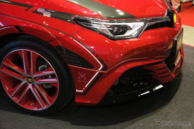 ジオニックトヨタ シャア専用 オーリスII(東京オートサロン16)