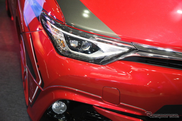 ジオニックトヨタ シャア専用 オーリスII(東京オートサロン16)