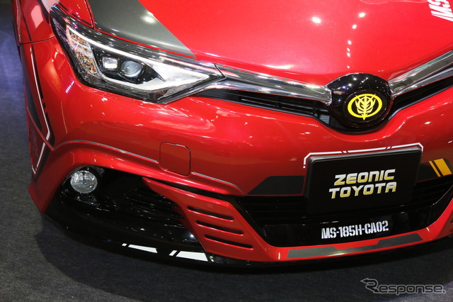 ジオニックトヨタ シャア専用 オーリスII(東京オートサロン16)