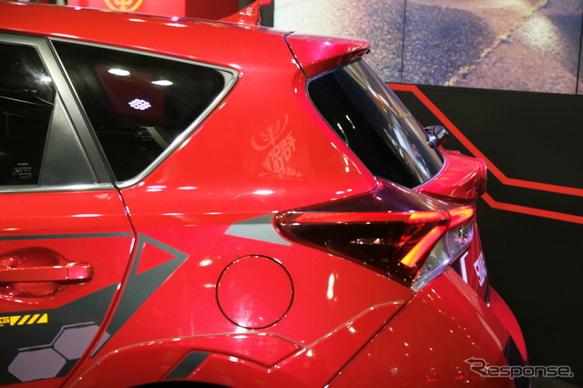 ジオニックトヨタ シャア専用 オーリスII(東京オートサロン16)