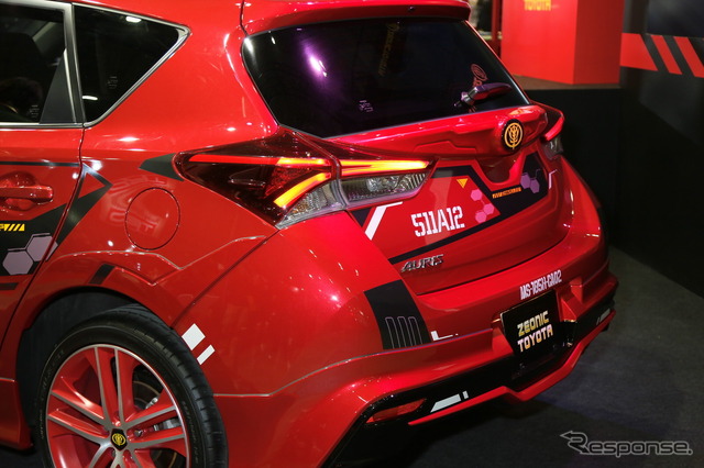 ジオニックトヨタ シャア専用 オーリスII(東京オートサロン16)