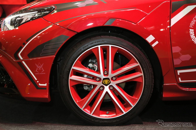 ジオニックトヨタ シャア専用 オーリスII(東京オートサロン16)