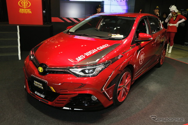 ジオニックトヨタ シャア専用 オーリスII(東京オートサロン16)