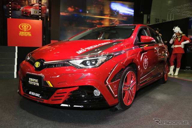 ジオニックトヨタ シャア専用 オーリスII(東京オートサロン16)