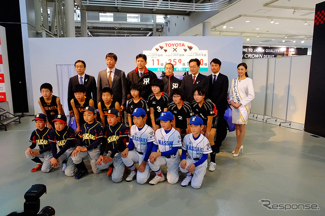 2016希望郷いわて国体イベントに駆けつけた、ボストンレッドソックス・上原浩治投手やタレント・杉村太蔵ら(東京・青海、1月16日)