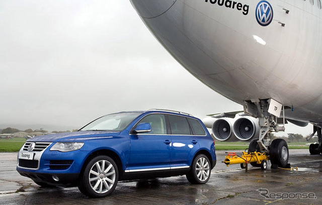 VW トゥアレグ、ボーイング747を牽引…写真蔵