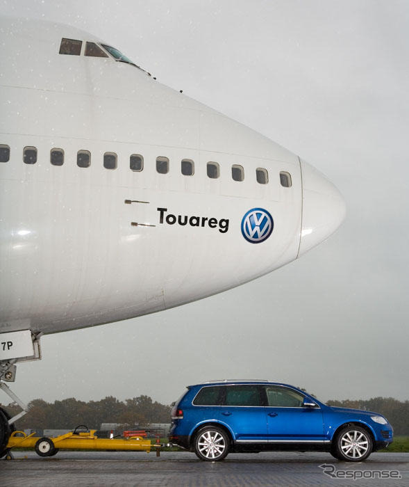 VW トゥアレグ、ボーイング747を牽引…写真蔵