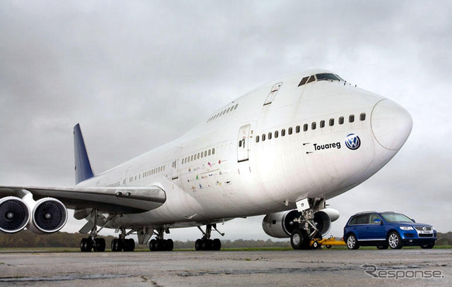 VW トゥアレグ、ボーイング747を牽引…写真蔵