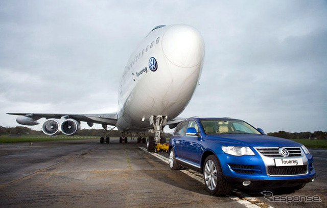 VW トゥアレグ、ボーイング747を牽引…写真蔵
