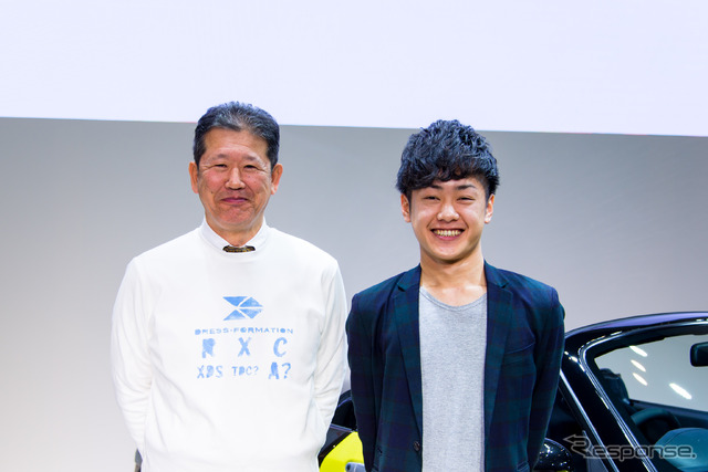 コペン「 DRESS-FORMATION DESIGN AWARD」でグランプリを受賞した、越阪部圭亮さん(右)と藤下修チーフエンジニア(左)