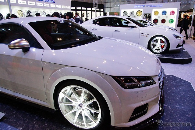 同社製ホイールを装着した高級車が並ぶ。
