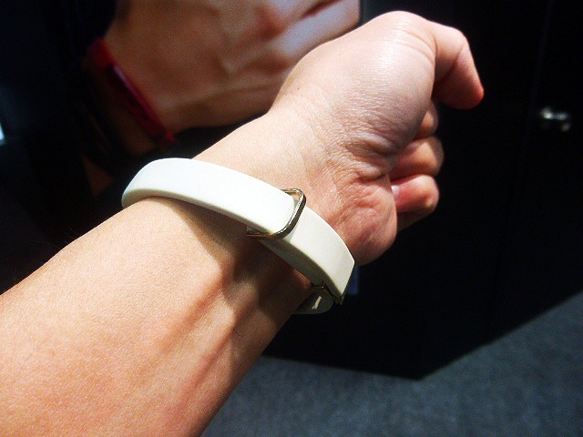 Jawboneの「UP3」と記録画面(ウェアラブルEXPO2016/東京ビッグサイト/2016年1月14日)