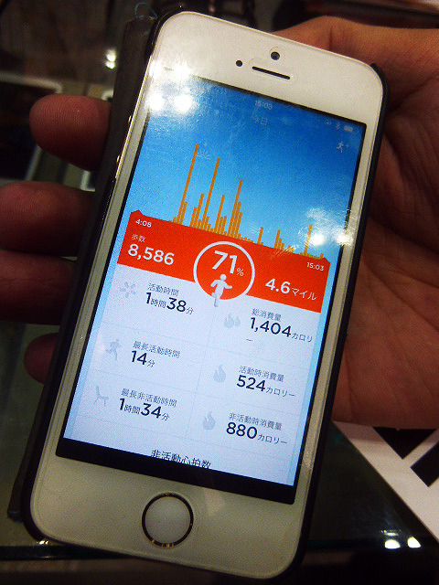 Jawboneの「UP3」と記録画面(ウェアラブルEXPO2016/東京ビッグサイト/2016年1月14日)