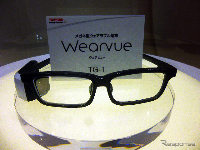 メガネ型ウェアラブル端末「Wearvue(ウェアビュー)」(2月末出荷開始)を展示した東芝(ウェアラブルEXPO2016/東京ビッグサイト/2016年1月14日)