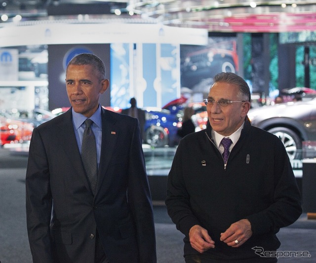 デトロイトモーターショーを初めて視察したオバマ大統領