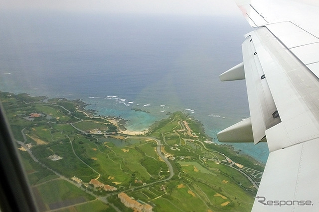 宮古空港に着陸する旅客機のなかから宮古島を見下ろす