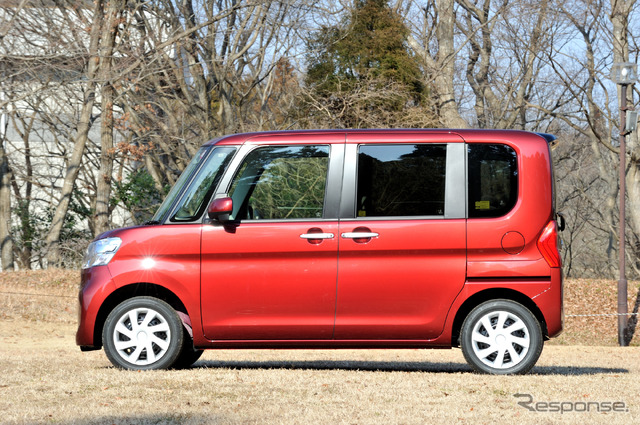 ダイハツ タント(8インチメモリーナビ(プレミアムシャインブラック調)、後席モニター(天井吊り下げ式)、カーペットマット(ベージュ)は、ディーラーオプション)