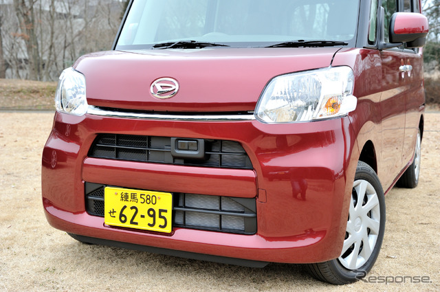 ダイハツ タント(8インチメモリーナビ(プレミアムシャインブラック調)、後席モニター(天井吊り下げ式)、カーペットマット(ベージュ)は、ディーラーオプション)