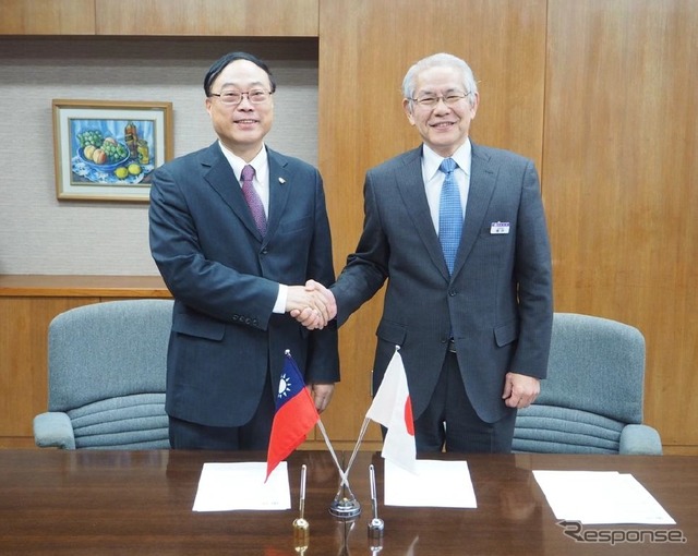 技術協力協定に署名した周局長(左)と高井専務理事(右)。
