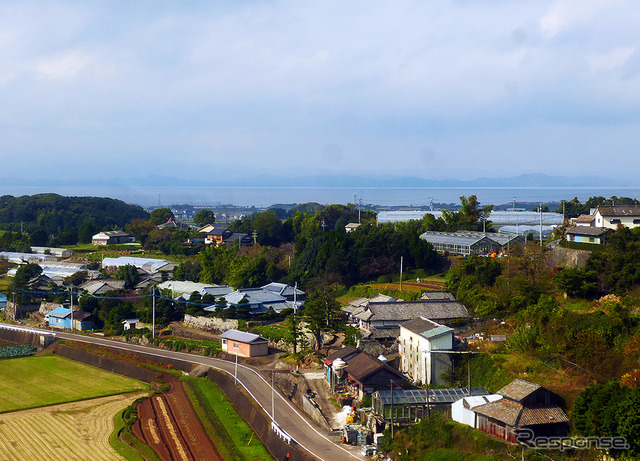 「恋人の聖地」としてカップルなどに人気の大村湾パーキングエリアは、長崎市内から長崎自動車道を通ってクルマで35分(43km)