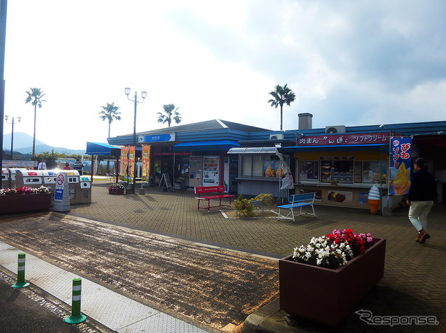 「恋人の聖地」としてカップルなどに人気の大村湾パーキングエリアは、長崎市内から長崎自動車道を通ってクルマで35分(43km)