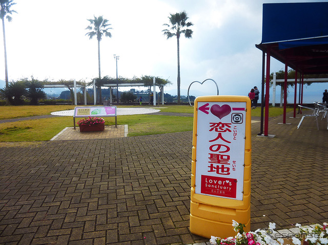 「恋人の聖地」としてカップルなどに人気の大村湾パーキングエリアは、長崎市内から長崎自動車道を通ってクルマで35分(43km)