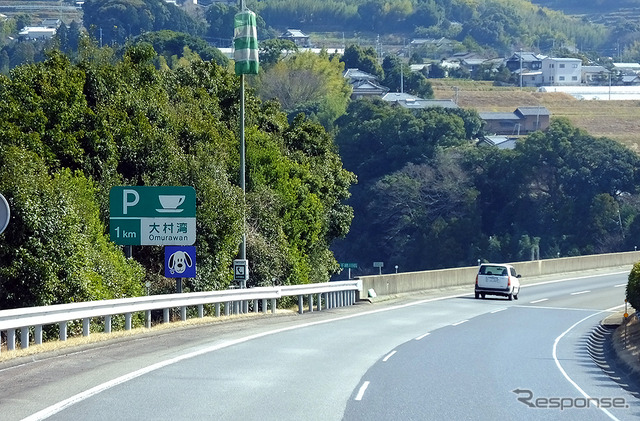 「恋人の聖地」としてカップルなどに人気の大村湾パーキングエリアは、長崎市内から長崎自動車道を通ってクルマで35分（43km）