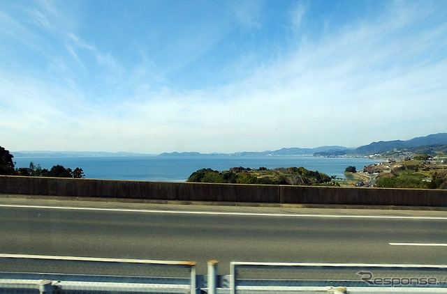 「恋人の聖地」としてカップルなどに人気の大村湾パーキングエリアは、長崎市内から長崎自動車道を通ってクルマで35分(43km)