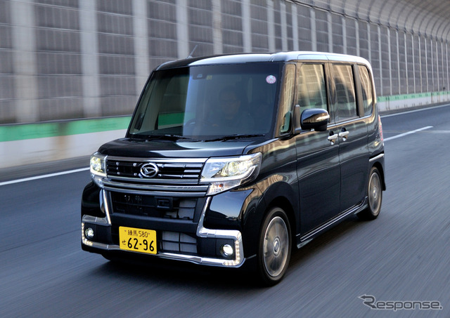 ダイハツ タントカスタム(8インチメモリーナビ(プレミアムシャインディープブルー調)(マーブル柄)、後席モニター(天井吊り下げ式)は、ディラーオプション)