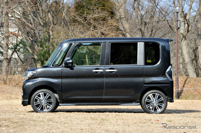 ダイハツ タントカスタム(8インチメモリーナビ(プレミアムシャインディープブルー調)(マーブル柄)、後席モニター(天井吊り下げ式)は、ディラーオプション)