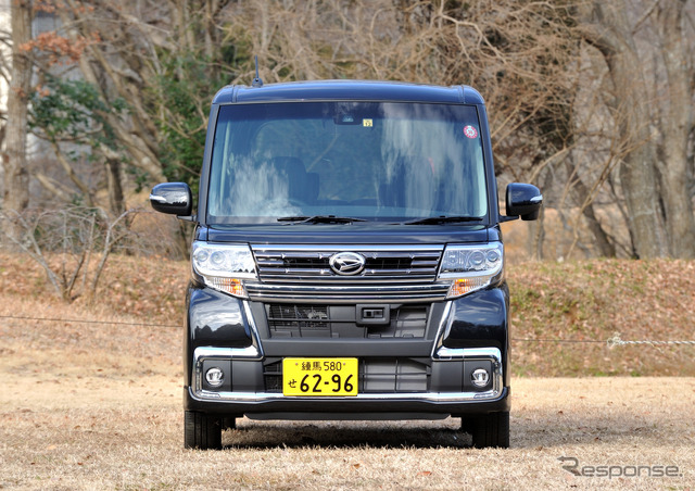 ダイハツ タントカスタム(8インチメモリーナビ(プレミアムシャインディープブルー調)(マーブル柄)、後席モニター(天井吊り下げ式)は、ディラーオプション)