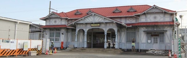 南海本線の浜寺公園駅。現在の駅舎は109年前に建てられたものだが、1月27日限りで閉鎖して仮駅舎(左)に切り替わる。