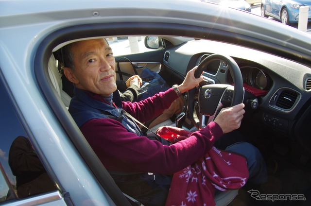 V40で登場した須藤さん(東京都在住)は友人と連れだって参加。ミスティックブルメータリックのボディカラーが青空に映える