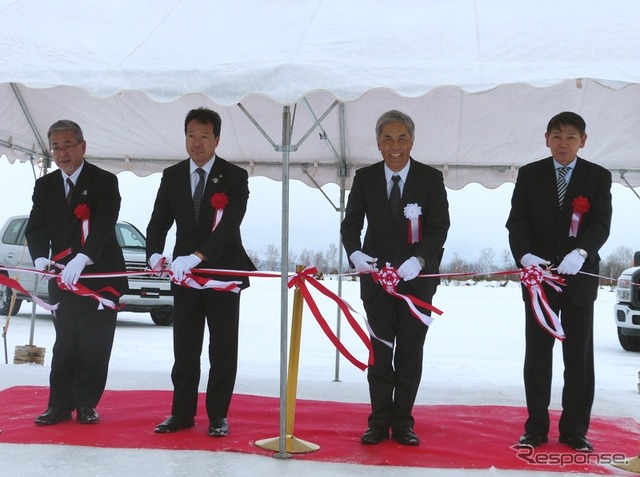 テープカットする野地横浜ゴム社長（右から2人目）と西川旭川市長